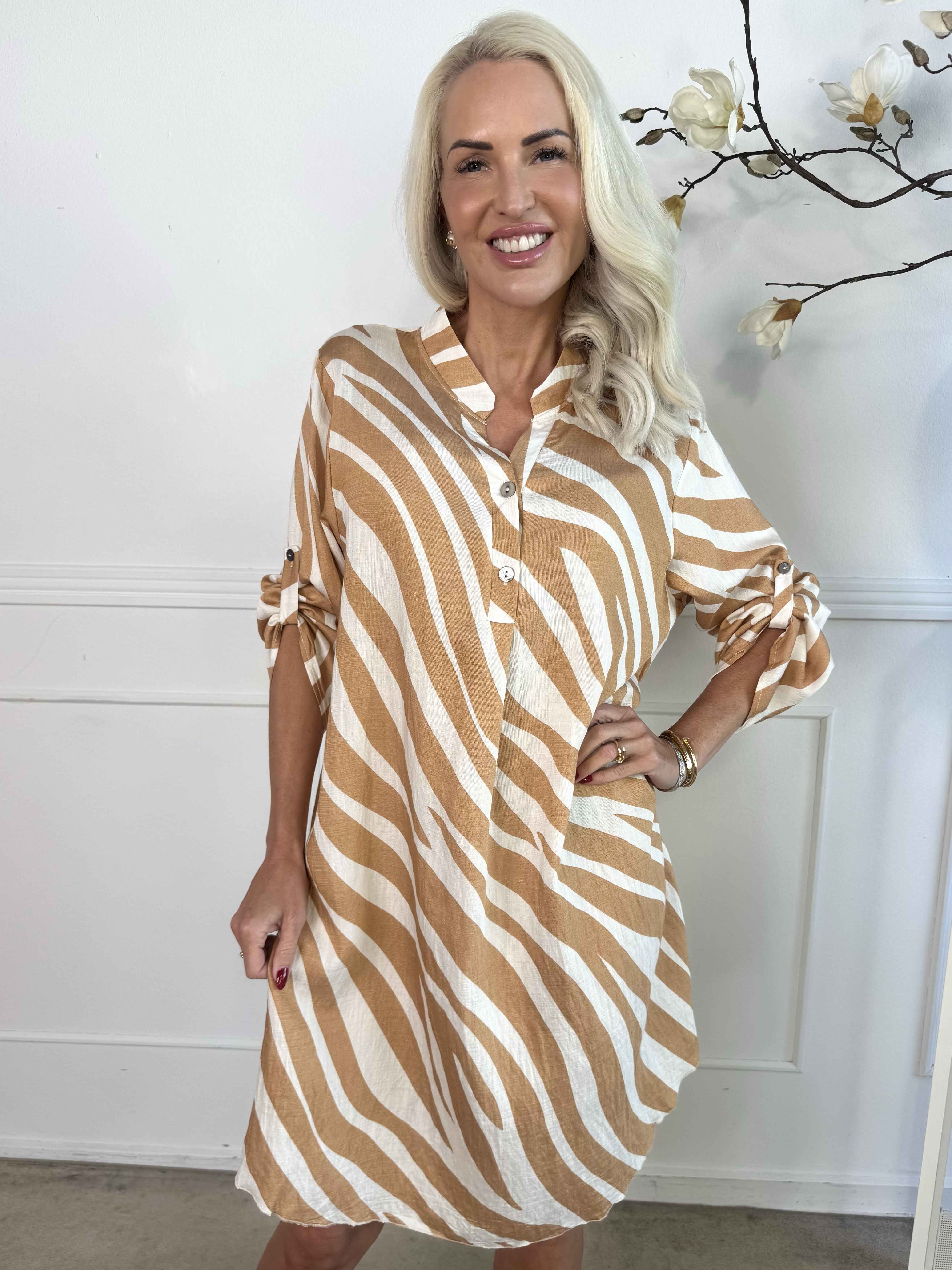 Luna - Randig tunikaklänning i viskos med knappar vid bröstet